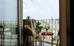 Sunny 2Br Flat - Top Location - Amazing Balcony